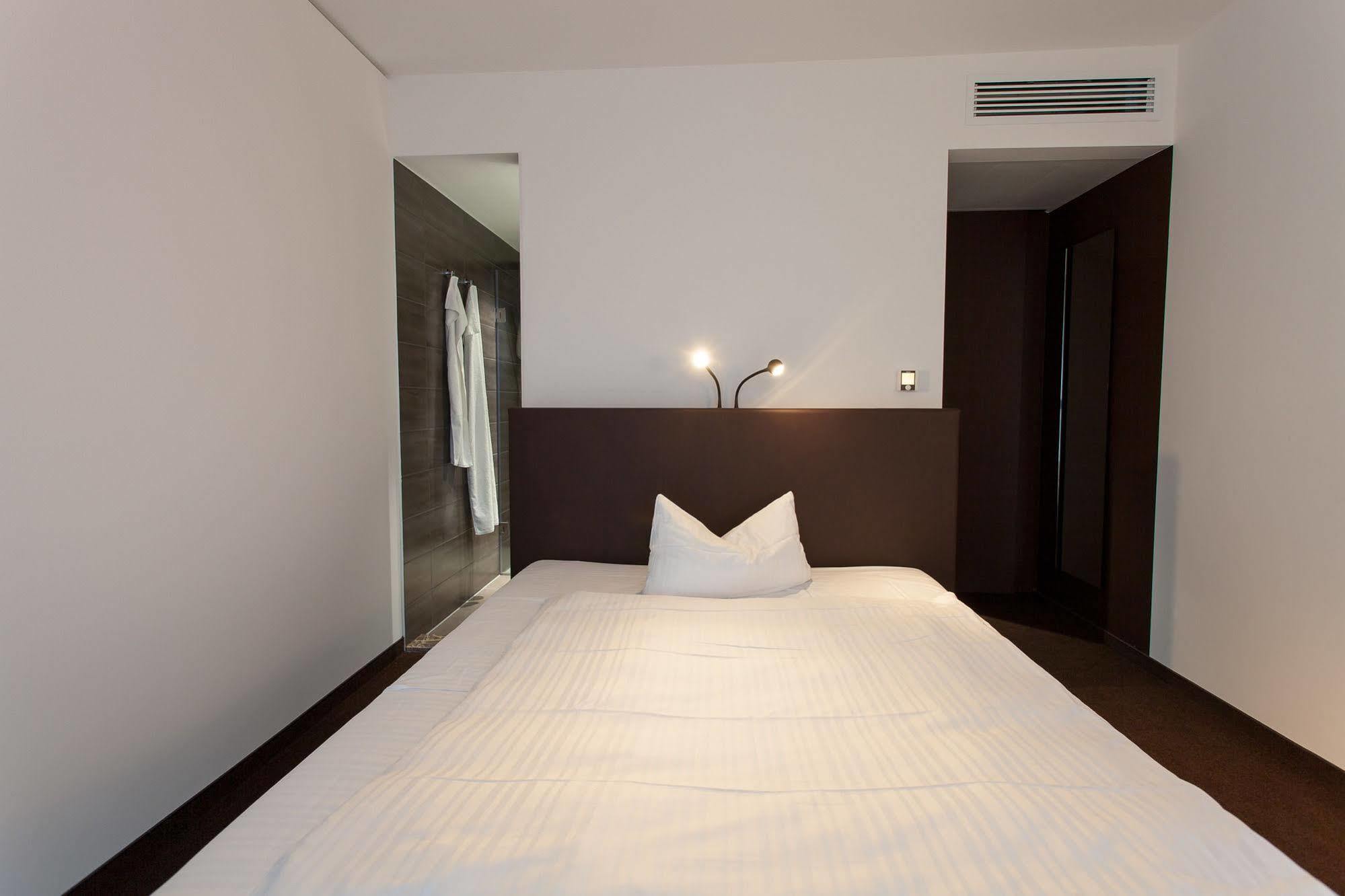 Tobbaccon Hotel เบนส์ไฮม์ ภายนอก รูปภาพ
